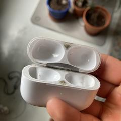 airpods case 2th generation, amint azt az iLostnak jelentették.