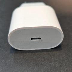 iPhone laddare wit, rapporterat av Universiteit Gent - Faculteitsbibliotheek LW med iLost