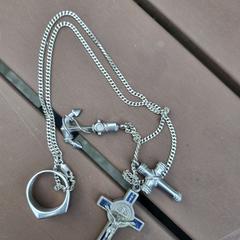ketting met 2 kruizen, een anker en een ring, come riportato a iLost