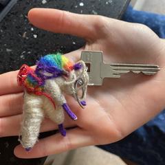 Sleutelhanger met regenboog-lama-sleutelhanger, como reportado ao iLost