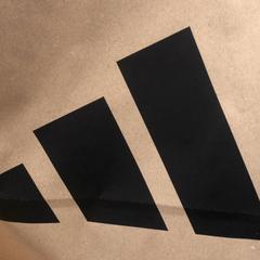 Purchase adidas, segundo informou Designer Outlet Roermond usando iLost