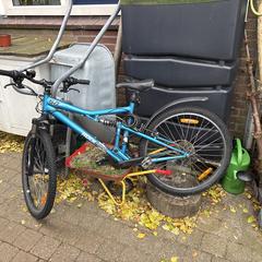 Fiets moutainbike blauw Rockrider, jak bylo nahlášeno na iLost