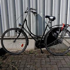 Bicicleta strömsholm Zwart met beige letters, segundo informou Fietsdepot Hasselt usando iLost