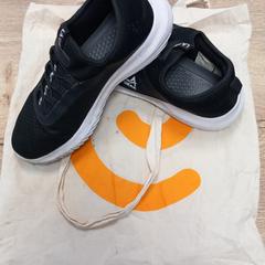 Katoenen tas met schoenen, amint azt Pouw Vervoer az iLost segítségével jelentette.
