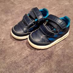 Sneaker Blauw, gemeldet von Van der Valk Hotel Haarlem über iLost