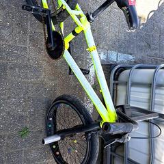 Bicicleta BMX Geel, segons ha informat Gemeente Landgraaf mitjançant iLost