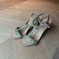 Sandaler Goudkleurig, rapporterat av Hotel Apeldoorn med iLost