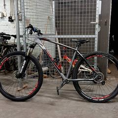 Bicicleta Olmo Carmo Donkergrijs/zwart/ rode letters, segundo informou Fietsdepot Hasselt usando iLost