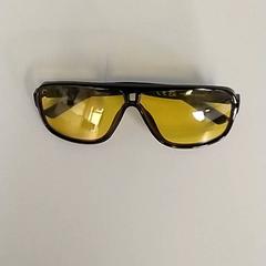Gafas de sol, segundo informou Regio Antwerpen - Brussel usando iLost