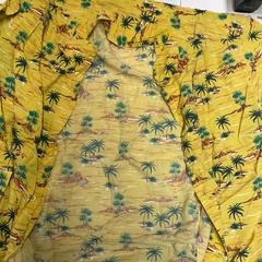 Camiseta yellow with palm trees, segundo informou Vienna House Easy by Wyndham Amsterdam Airport usando iLost