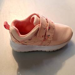 Sapatos, como reportado por IKEA Hénin-Beaumont utilizando o iLost