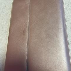 Laptop in pink cover, jak bylo nahlášeno na iLost