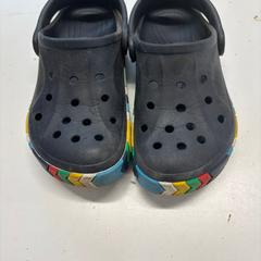 Scarpe crocs zwart, come riportato da Avonturenpark Hellendoorn utilizzando iLost