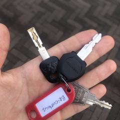 set of 3 keys (labeled brievenbus), segundo informou a iLost