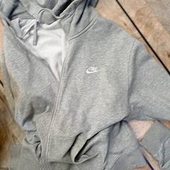 Vesta Gris Nike, jak nahlášeno IKEA Lille pomocí iLost