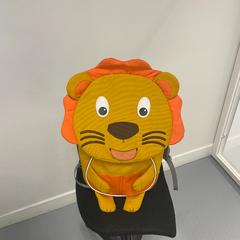 Mochila infantil, segundo informou IKEA Paris - Italie Deux usando iLost
