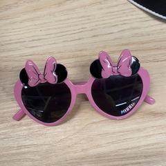 Óculos de sol minnie, como reportado por IKEA Liège utilizando o iLost