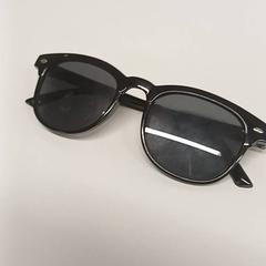 Gafas de sol Noir, segundo informou IKEA Saint-Etienne usando iLost