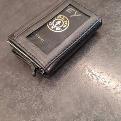 Wallet CQ Pasjeshouder, as reported by Rotterdam The Hague Airport using iLost