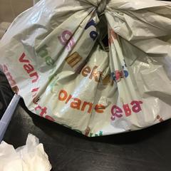 Plastikozko poltsa, gisa salatu by Qbuzz U-OV iLost erabiliz