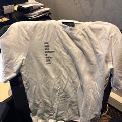 Camicia wit t-shirt met tekts, come riportato da Haven Hotel Rotterdam utilizzando iLost