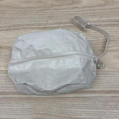 Pouch táska 白, amint azt IKEA前橋 az iLost segítségével jelentette.