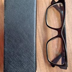 Etui à lunettes avec lunettes, a été signalé par Qbuzz DMG utilisant iLost