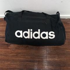 Sporttas adidas met kleding, a été signalé par Pouw Vervoer utilisant iLost