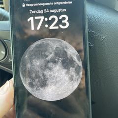Groene iphone met zwart hoesje, jak zgłoszono do iLost