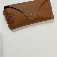 Etui à  lunette marron, segundo informou IKEA Toulouse usando iLost