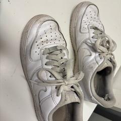 Tenisky nike wit, ako bolo nahlásené Avonturenpark Hellendoorn pomocou iLost