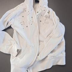 Vestje ecru met bloemen, come riportato da Gebo Tours utilizzando iLost