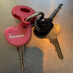 Roze vespa sleutel fietssleutel en huissleutel, come riportato a iLost
