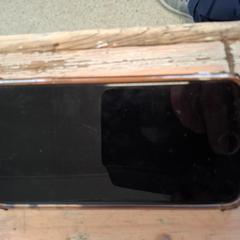 Iphone wit zwarte rand, zgłoszono przez Crammerock 2025 przy użyciu iLost