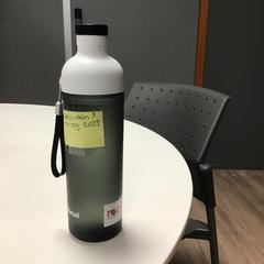 마시는 컵 Grijs wit, iLost를 사용하여 HvA Corry Tendeloohuis에 보고됨