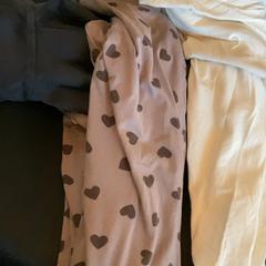 옷 Brown, white and black clothes, iLost를 사용하여 MEININGER Hotel München City Center에 보고됨