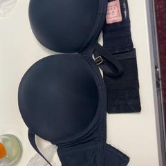 Reggiseno Black, come riportato da ibis Styles Rotterdam Ahoy utilizzando iLost