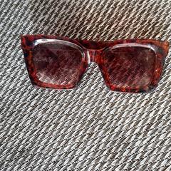 Gafas de sol, segundo informou Zwarte Cross (Gemeentehuis) usando iLost