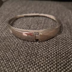 Zilveren armband, som rapportert til iLost
