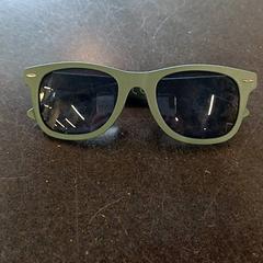 Óculos de sol Kaki, como reportado por IKEA Lille utilizando o iLost