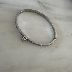 Armbandje van Nouka, amint azt az iLostnak jelentették.