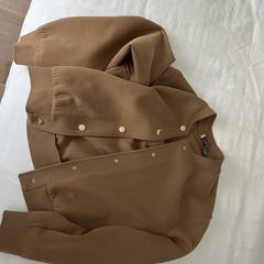 Bruin Max Mara vest, amint azt az iLostnak jelentették.