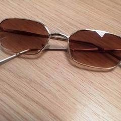 Sunglasses Goudkleurig, as reported by Qbuzz Fryslân using iLost