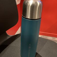 Bottiglia d'acqua Blue, come riportato da MEININGER Hotel Paris Porte de Vincennes utilizzando iLost