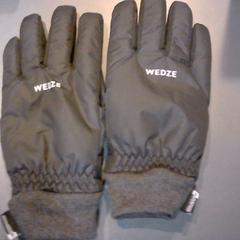 Guantes, ha sido reportado por SnowWorld Landgraaf con iLost