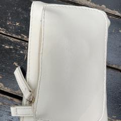 White wallet with cards & everything, gerapporteerd met iLost