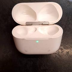 Leeg doosje oortjes Wit leeg Apple oortjes case, rapporterat av Rotterdam The Hague Airport med iLost