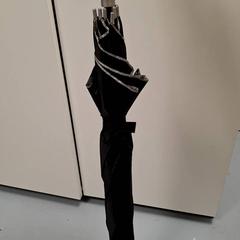 Guarda-chuva, como reportado por IKEA Paris - Italie Deux utilizando o iLost