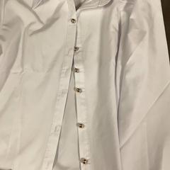 Halenka White with Gold buttons, jak nahlášeno MEININGER Hotel Copenhagen pomocí iLost