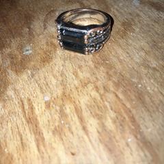 Ring met zwarte steen, som rapporterats till iLost